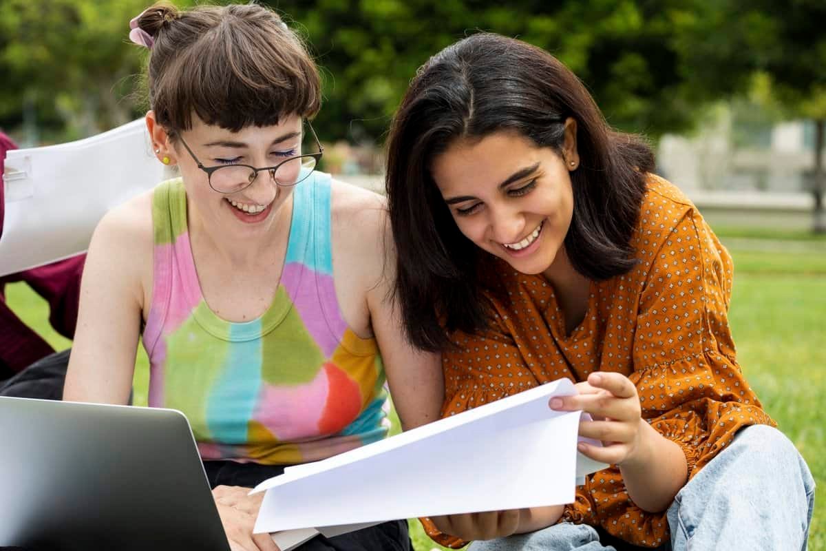 15 best side hustles for women who want to make money online